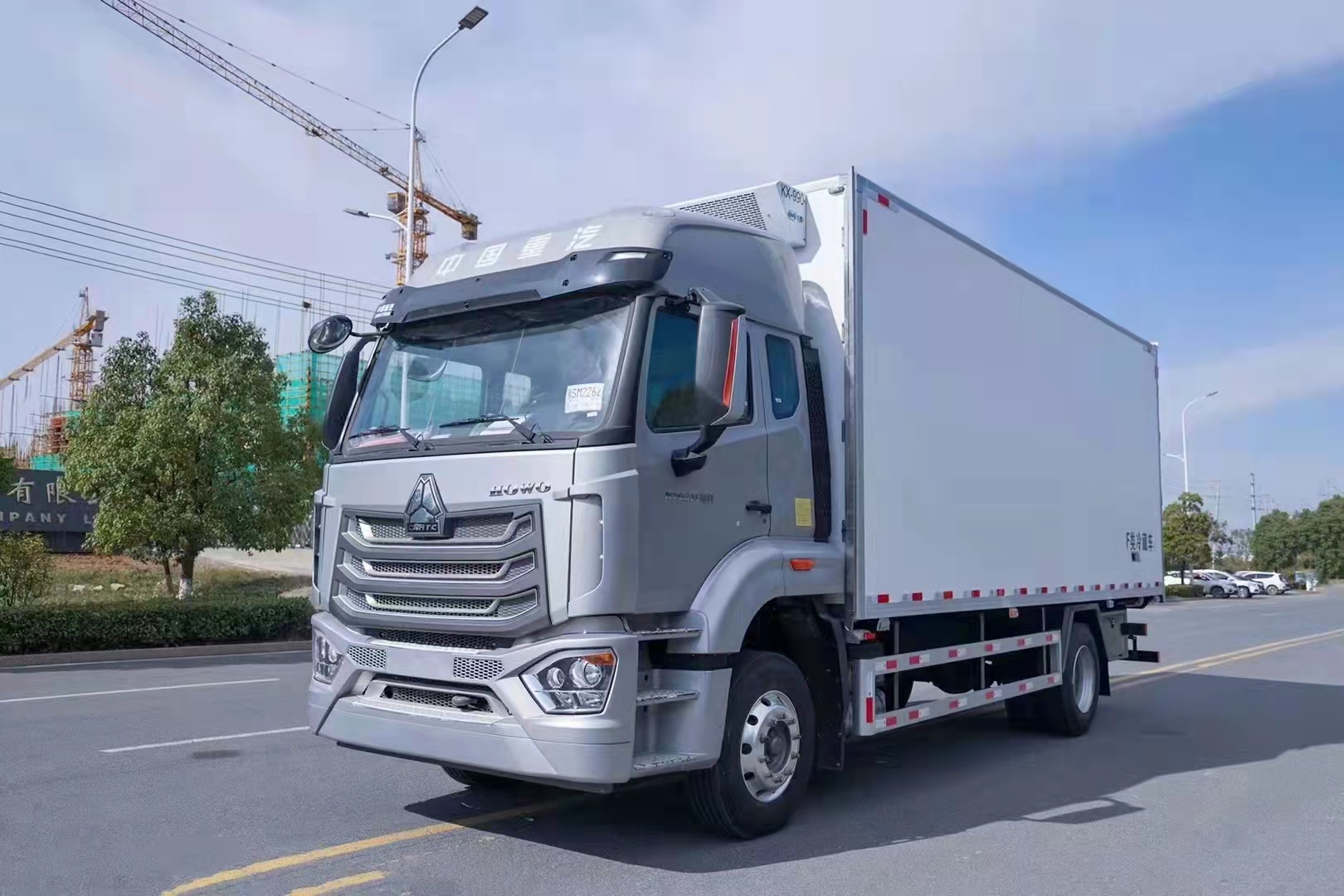 國(guó)六重汽豪沃6.8米冷藏車(chē)